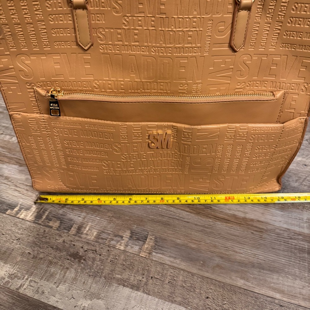 Steve Madden Large Logo Embossed Tote Tan Shoulder Bag Gold Hardware - Picture 9 of 12